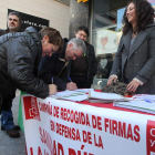 Dos viandantes firman en la mesa del PSOE, ayer en Lazúrtegui.