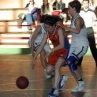 Sara Castrillo intenta controlar el balón ante el acoso de una rival