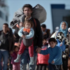 Llegada al puerto del Pireo de un grupo de inmigrantes con niños procedentes de Lesbos y Chios, el lunes.
