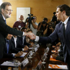 Rajoy y Rivera durante la reunión en la que se certificó el acuerdo de investidura. SERGIO BARRENECHEA