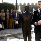 El presidente del Gobierno junto con el hijo de Adolfo Suárez y la estatua del expresidente del Gobierno, hoy en Ávila.