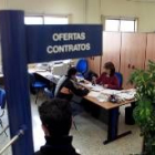 Un joven en busca de empleo consulta a una asesora en una oficina del Inem