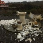 Estado en el que quedaron algunos bancos y mesas del parque.