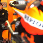Márquez, en el box de su equipo, junto a su moto.