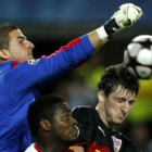 El meta del Sevilla Javi Varas despeja un balón.