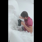 Fragmento del vídeo en el que Manuel Merillas se prepara un café durante la nevada del pasado miércoles. DL
