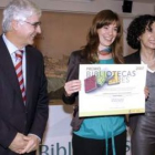 La ministra de Educación, Mercedes Cabrera, entrega uno de los premios en un colegio de Toledo