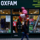 Un peatón pasa por delante de una tienda de Oxfam, en Londres, el 12 de febrero.