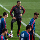 Luis Enrique se dirige a los jugadores durante el entrenamiento de la selección española. R. JIMÉNEZ
