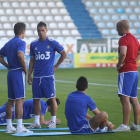 Acorán trabaja con el fisio durante un entrenamiento.