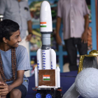 Un joven observa una réplica del Chandrayaan-3. IDREES MOHAMMED