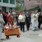 Un momento de la procesión religiosa con el patrón San Juan ayer al mediodía en Villasipliz