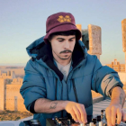 El DJ coyantino Cristina Merino pinchando desde la torre del castillo de Valencia de Don Juan. SUB+SEA