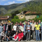 Alumnos y profesores del Aula Picos de Europa posan con Aurelio Fernández -con la placa-