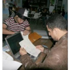 Un joven dominicano arregla los papeles en el consulado móvil