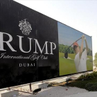 Cartel promocional del campo de golf de Donald Trump en Dubai.