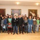 Los participantes en el viaje posan en la foto de familia previa al desplazamiento.