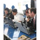 El consejero de Fomento, con un grupo de jóvenes en un cibercentro.
