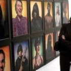 Silvia Clemente delante de la obra de Andrés Serrano «Des Americains», adquirida por el Musac