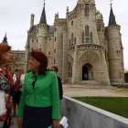 Carmen Alborch, junto a Victorina Alonso, en el Palacio de Gaudí durante su visita a Astorga.