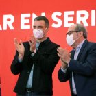 Pedro Sánchez junto a Ángel Gabilondo ayer, en un acto electoral en Madrid. PSOE/EVA ERCOLANESE