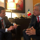 Andres Manuel Lopez Obrador y el mandatario Enrique Pena Nieto durante una reunion para definir el programa del 1 de diciembre  fecha de investidura del nuevo titular del poder ejecutivo