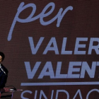 Mateo Renzi en un acto electoral en apoyo a la candidata de su partido por Nápoles Valeria Valente.