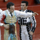 El diestro Enrique Ponce, tras ser cogido este martes por el primer toro de la tarde en la Feria de Fallas.