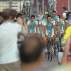 Contador y sus compañeros del Astana pasean por Rotterdam en la inauguración del Tour.
