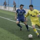 Aláez intenta evitar que un jugador de la Arandina avance con el balón en el partido disputado ayer