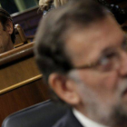 Rafael Hernando (atrás) y Mariano Rajoy, en una sesión de control al Gobierno en el Congreso de los Diputados.