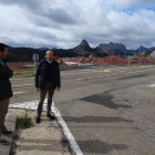 El secretario de infraestructuras de UPL, Enrique Valdeón, durante su visita a la Montaña Oriental. Detalle del estado de dos de las carreteras. DL