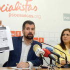 Tudanca y la secretaria del PSOE en Burgos, Esther Peña, hablaron ayer de actualidad política. SANTI OTERO