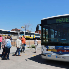 Pasajeros de Feve haciendo uso de un autobús. SECUNDINO PÉREZ