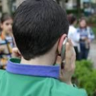Un niño habla por el móvil desde el parque