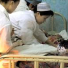 Una enfermera atiende a las bebés para intentar salvar sus vidas