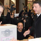 El exprimer ministro y candidato del PD, Matteo Renzi, vota en Florencia.