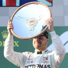 Valtteri Bottas levanta el trofeo de vencedor en Melbourne. SMITH