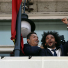 Cristiano Ronaldo y Marcelo bromean en el balcón de la Comunidad de Madrid. MARISCAL