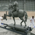 Empleados limpian la escultura ecuestre de Franco. ANDREU DALMAU