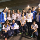 Integrantes del C. D. SOS La Bañeza con los trofeos conseguidos en una competición celebrada el año pasado.