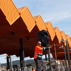 Un operario retira las bolsas de las cámaras de un peaje que los CDR colocaron el domingo. A. GARCÍA