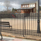 Un niño en el exterior del colegio de Cortiguera, que permaneció cerrado toda la jornada.