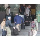 Un grupo de turistas, a su llegada a uno de los hoteles de la capital berciana.