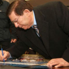 Cueto estampa su firma durante un homenaje a la Cultural en la Casa de León en La Coruña.