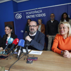 Marco Morala, con representantes de su candidatura, ayer, en la sede del PP. L. DE LA MATA