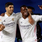 Marco Asensio y Vinicius celebran el gol que dio la victoria al Madrid. JUANJO MARTÍN
