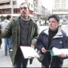 Los promotores de la recogida de firmas, ayer en la Plaza Lazúrtegui