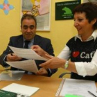 Pedro Bello, entre el profesor Jorge A. Alonso y María del Pilar Berzosa.