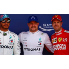 Hamilton, Bottas y Vettel posan tras la clasificación para el Gran Premio de España. E. FONTCUBERTA